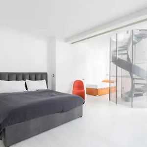 Unique 4 Storey House On Naviglio 4bd, 4bt Milan